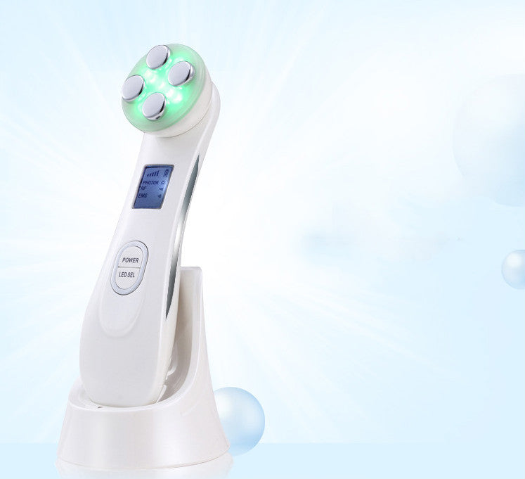 LYVA Lumi Wand with the green light mode on