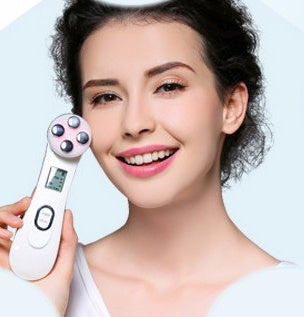Woman holding the LYVA Lumi Wand to her cheek